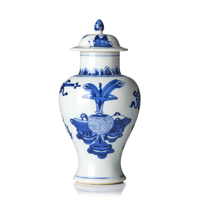 A blue and white vase with cover, Qing dynasty, Kangxi (1662-1722).