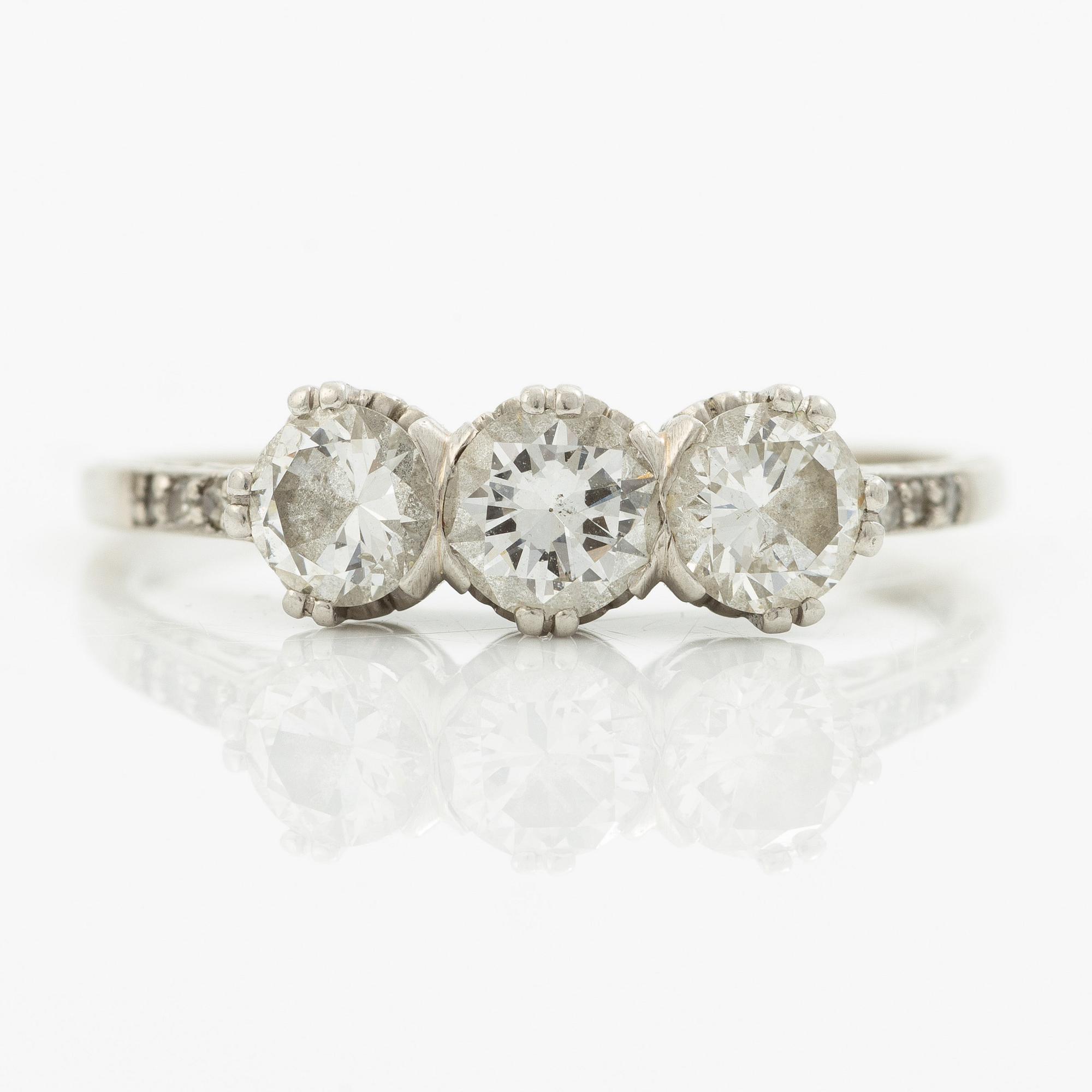 Ring, three-stone ring, 18K white gold set with three brilliant-cut diamonds.
