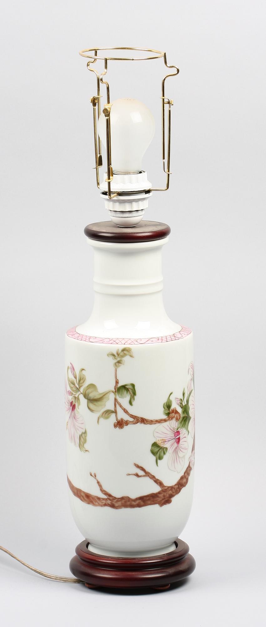 BORDSLAMPA, porslin, signerad "Handmålad 1980".