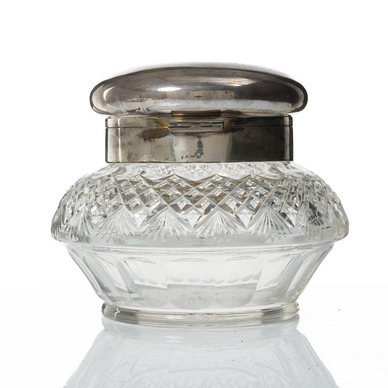 Skål med lock, slipad kristall och sterlingsilver, Tyskland omkring år 1900.
