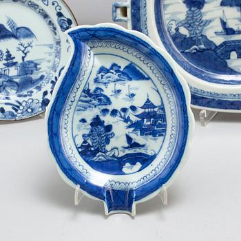 Four blue and white dishes, hot water dish, a pair of plates, Qing dynasty, Qianlong and Jiaqing.