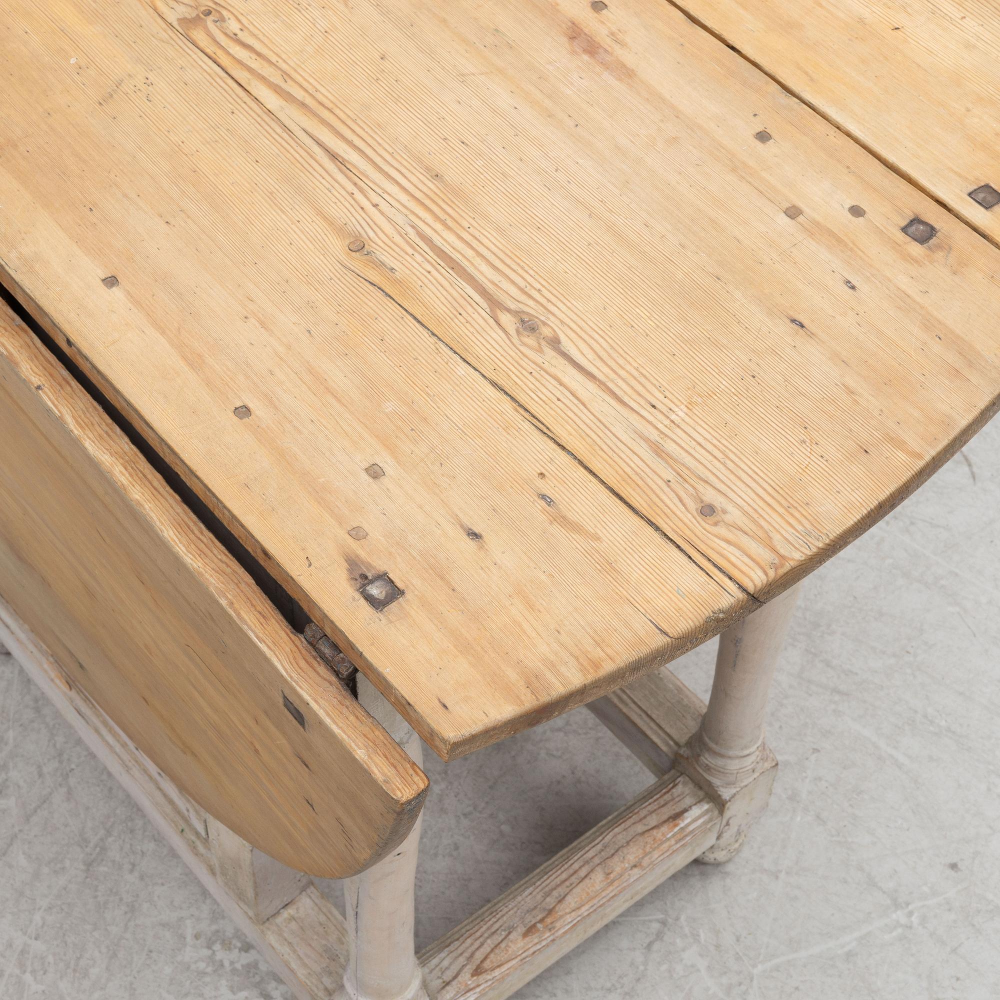 A gate leg table 18th/19th century.