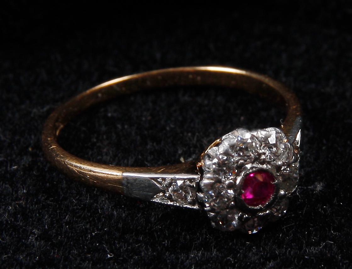 RING, 18 K guld, infattad rubin omgiven av gammalslipade diamanter, Stockholm, 1938.