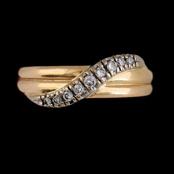 RING, 18K tvåfärgat guld, biljantslipade diamanter. Vikt 4 g.