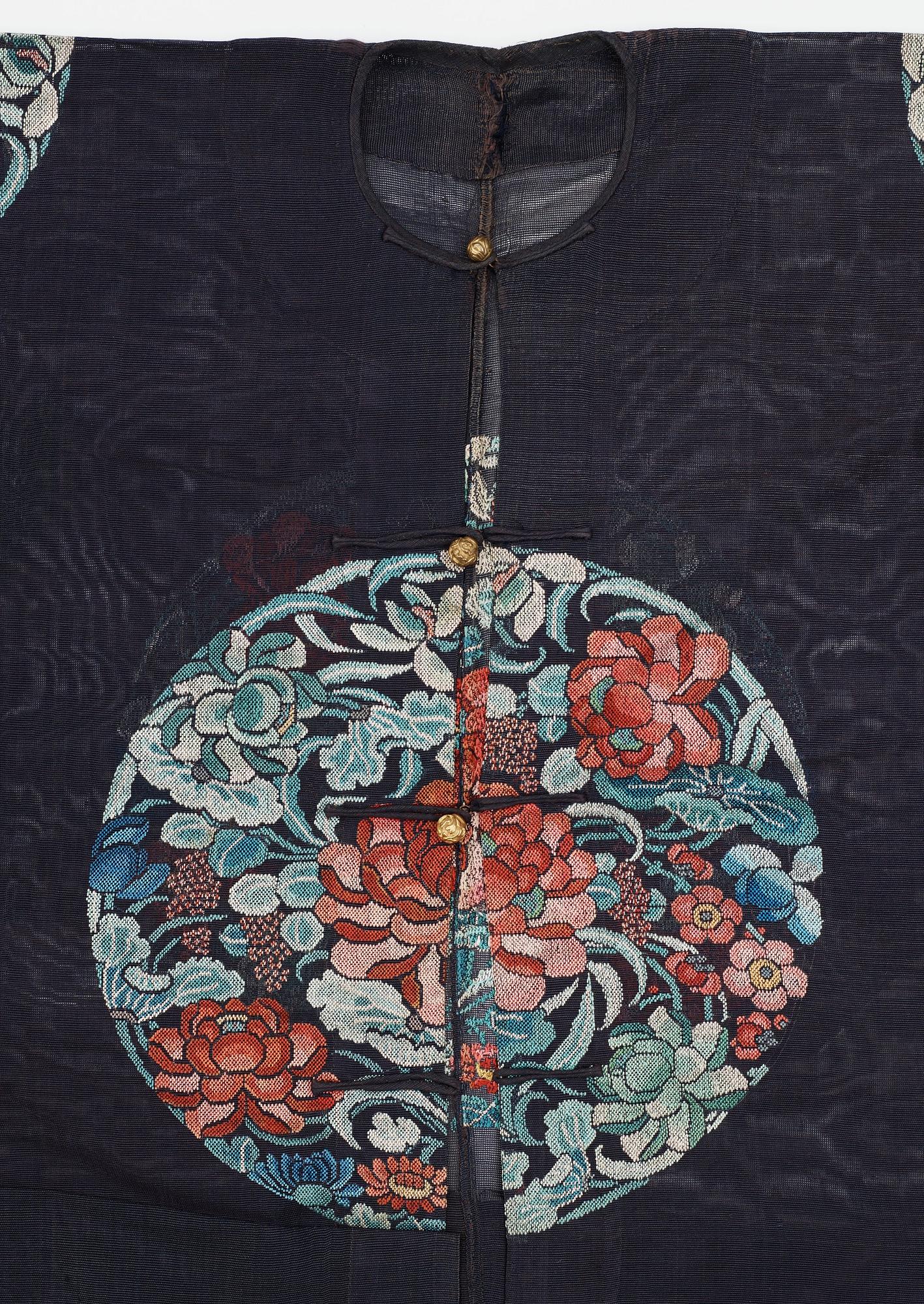 ROBE, silk. Height 124 cm. China around 1900.