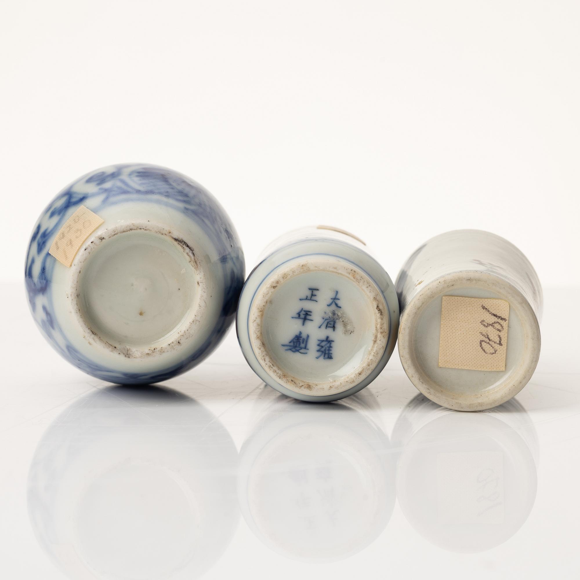 A group of seven Chinese porcelain snuff bottles, late Qing dynasty and 20th century.