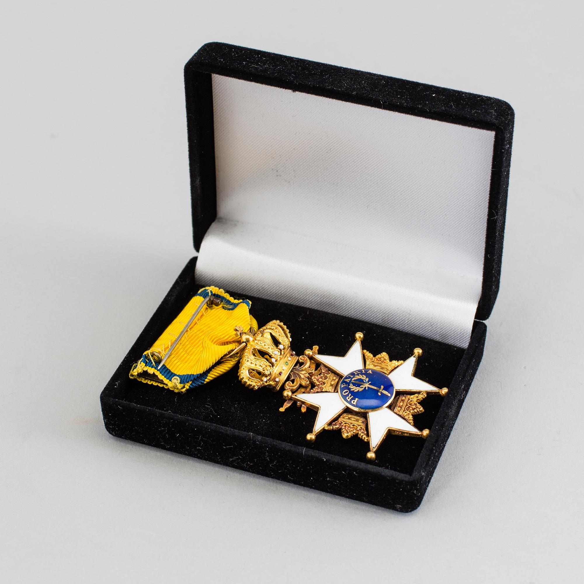 The royal swedish order of the sword CF Carlman Stockholm 18 carat gold. Weight ca 13 gram.