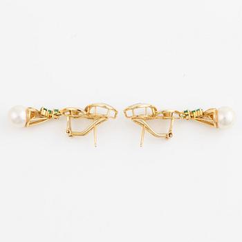 Örhängen, 18K guld med odlade pärlor, smaragder och briljantslipade diamanter.