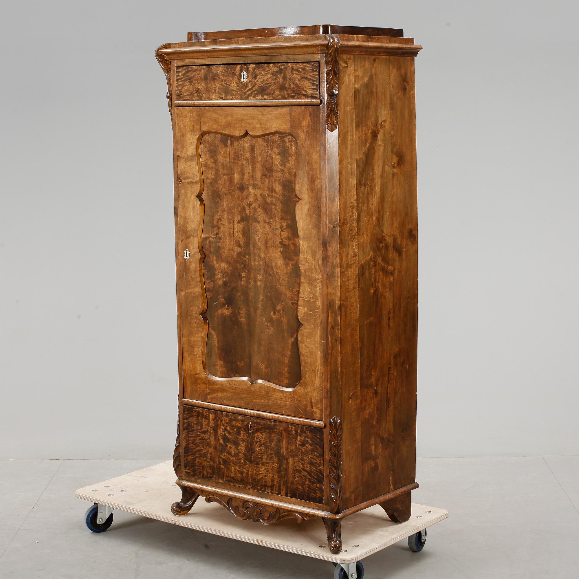 DRÄNGSKÅP/LINNESKÅP, Nyrokoko, 1800-tal.