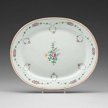 642. A famille rose serving dish, Qing dynasty, Qianlong (1736-95).