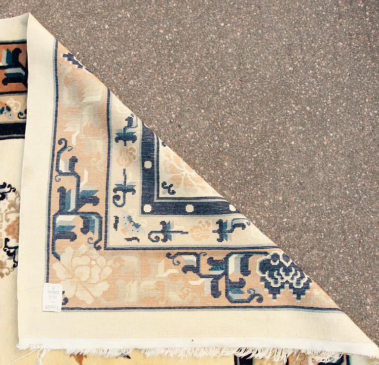 MATTA, Kina. Ca 346x250 cm.