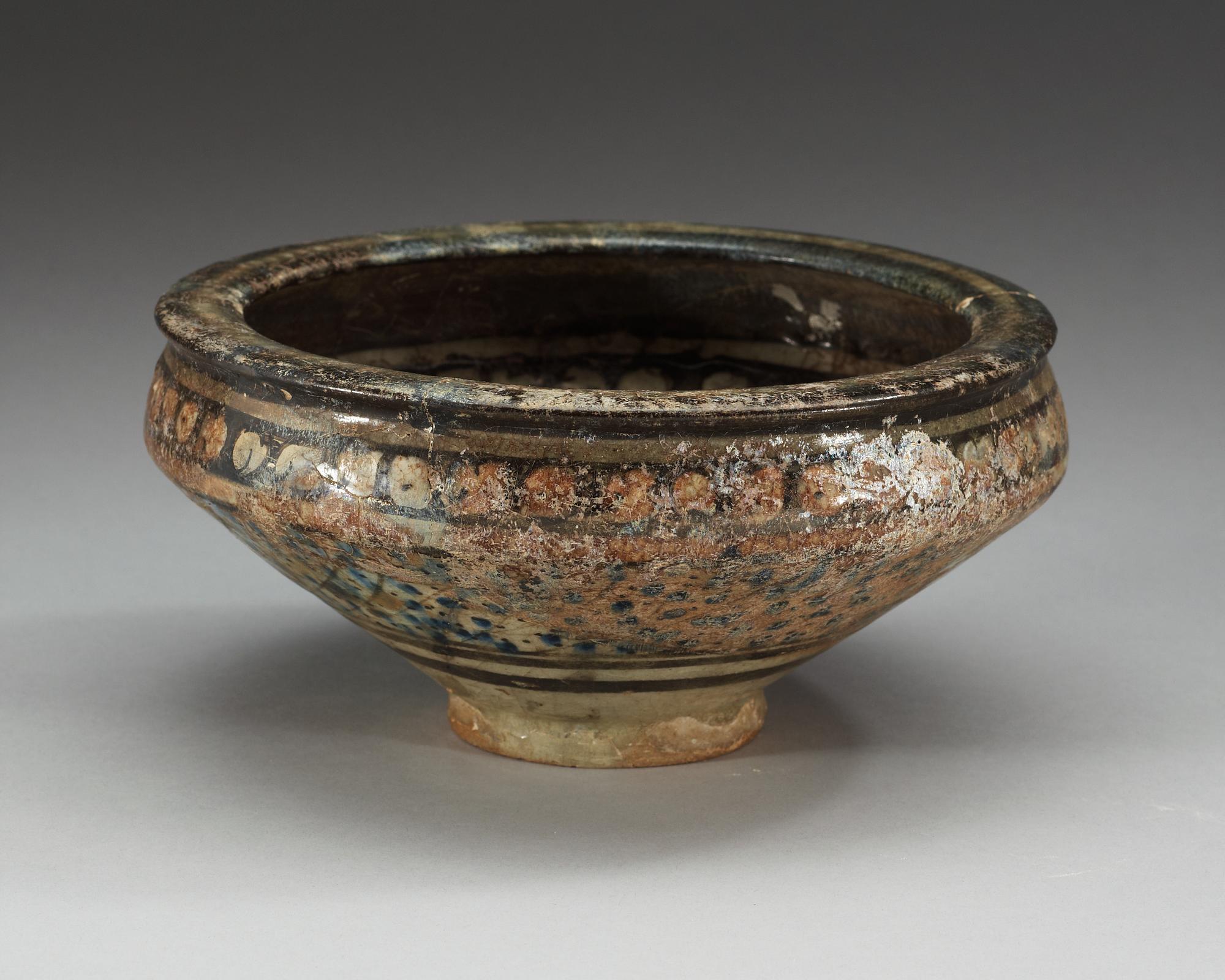 SKÅL, lergods. Dekor i svart, vitt och blått. Diameter 22,5 cm. Persien 1300-tal, sannolikt Sultanabad.