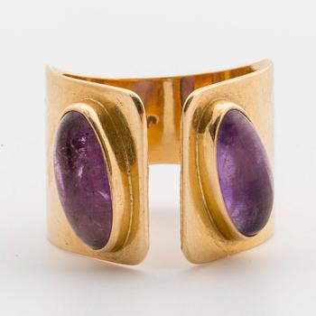 Ring with cabochon-cut amethysts.