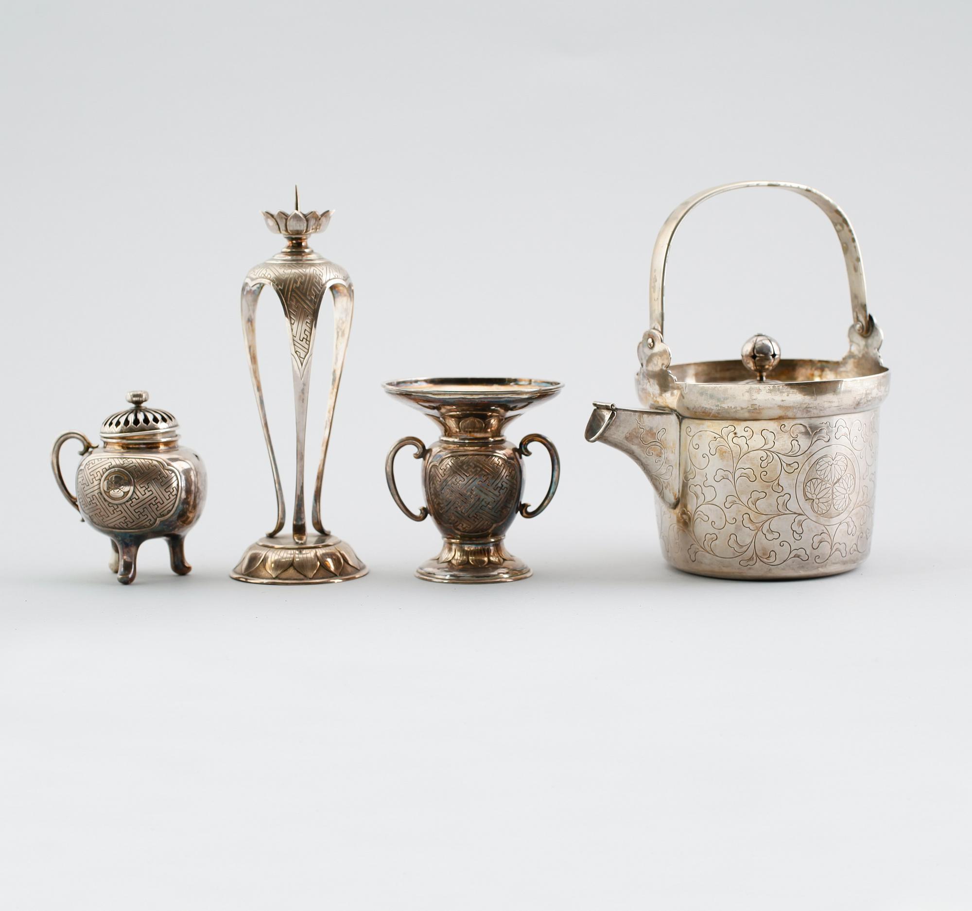 TEKANNA, LJUSSTAKE, VAS SAMT RÖKELSEKAR, sannolikt nysilver, Kina, 1900-tal. Vikt ca 1360 gram.