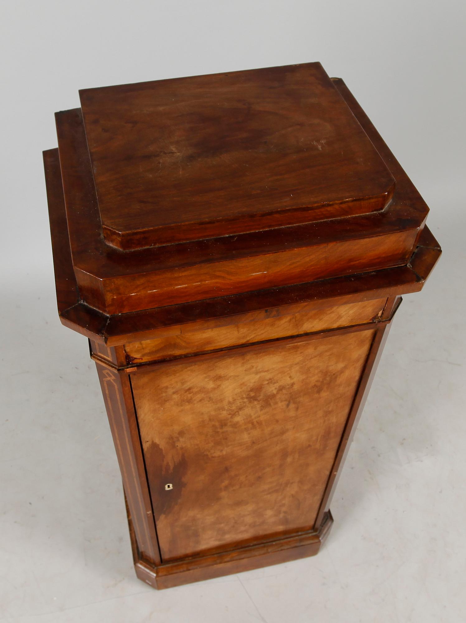 KOLONNSKÅP, senempire, 1800-talets mitt.