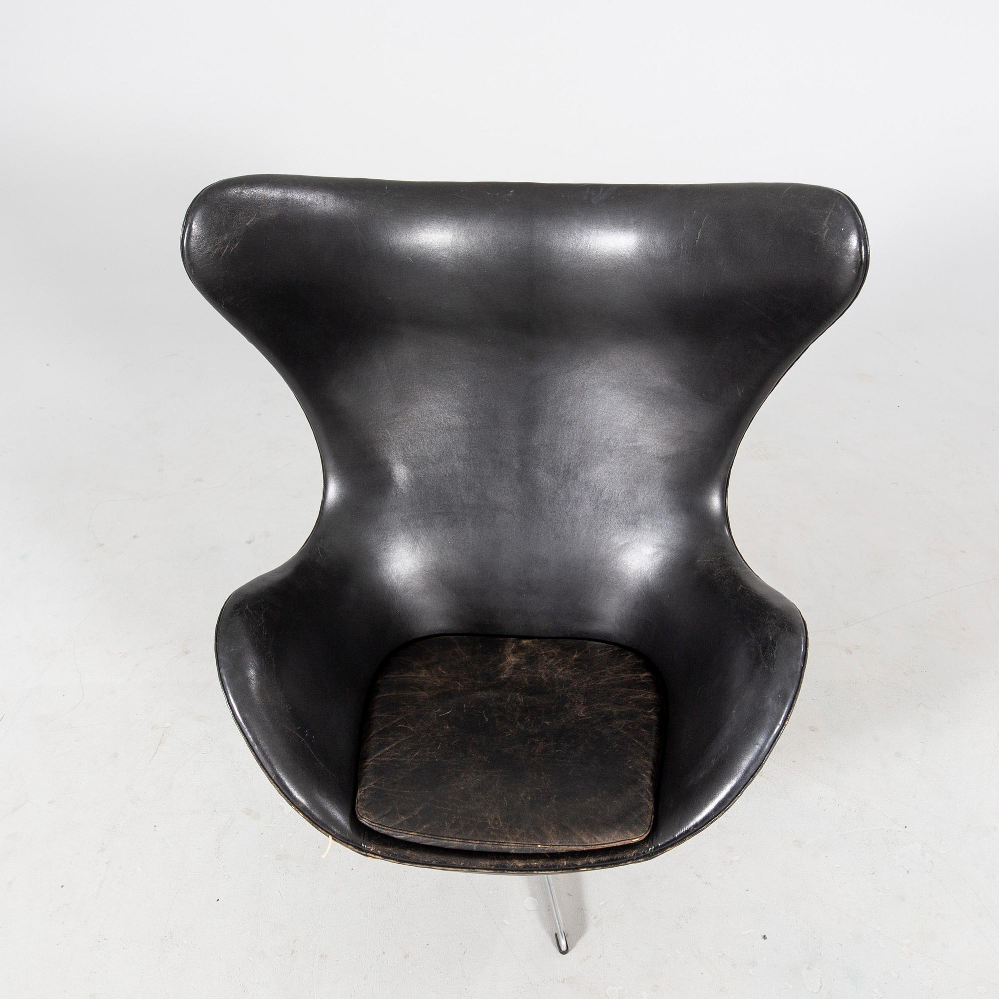 An Arne Jacobsen Ägget armchair for Fritz Hansen Denmark 1968.