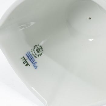 Royal Copenhagen, Serveringsskålar, tre stycken samt terrin, porslin, "Musselmalet helblond" (Blue fluted full lace), 1968-73.