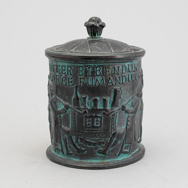 A tobacco jar, 20th century.