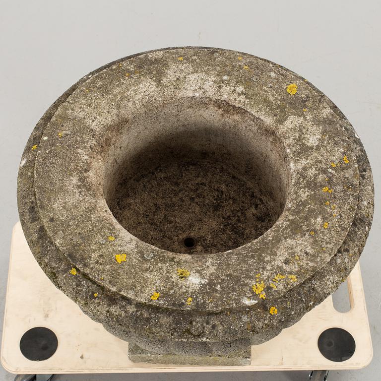 TRÄDGÅRDSURNA, cement 1900-tal.