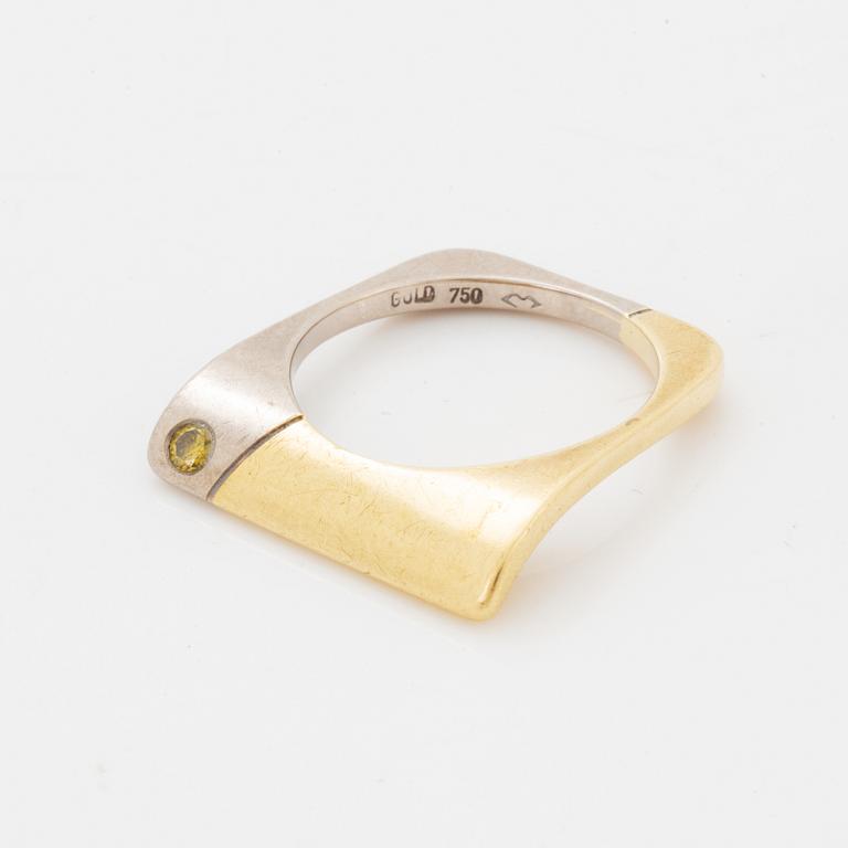 Ring med gul briljantslipad diamant.