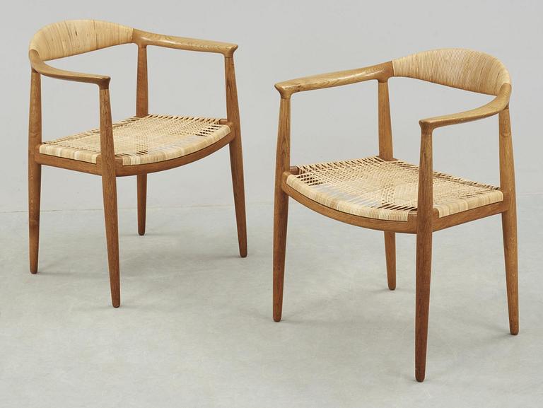 HANS J WEGNER, karmstolar, ett par "The Chair", Johannes Hansen, Danmark.