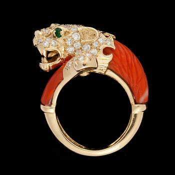 1124. RING, korall med briljantslipade diamanter, tot. 1.38 ct. samt smaragder.