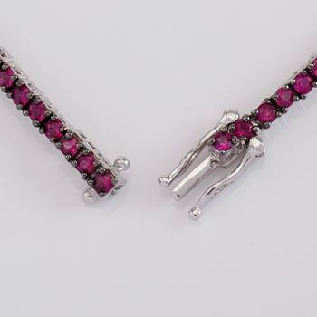 ARMBAND, 18K vitguld, rubiner tot ca 4.54 ct. och svarta spineller tot ca 1.15 ct.