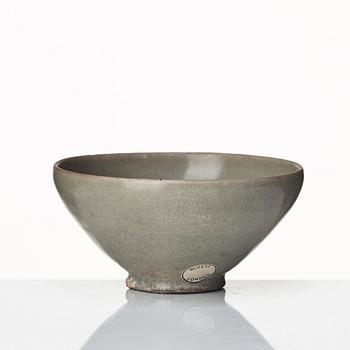A olive green glazed bowl, Five dynasties  (907-960).