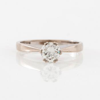Ring solitär 18K vitguld med en rund briljantslipad diamant.
