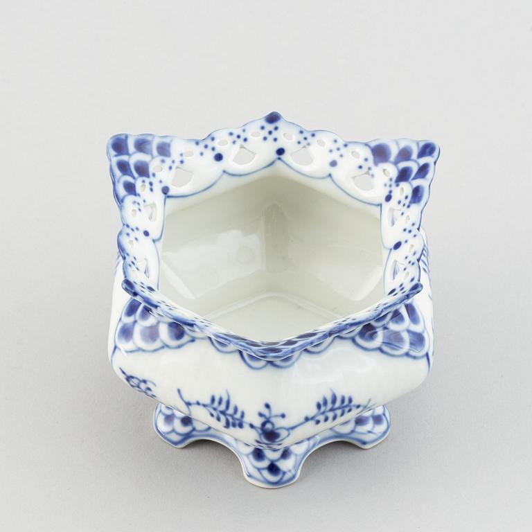 Royal Copenhagen, a mocca porcelain service (17 pcs), 'Musselmalet'.