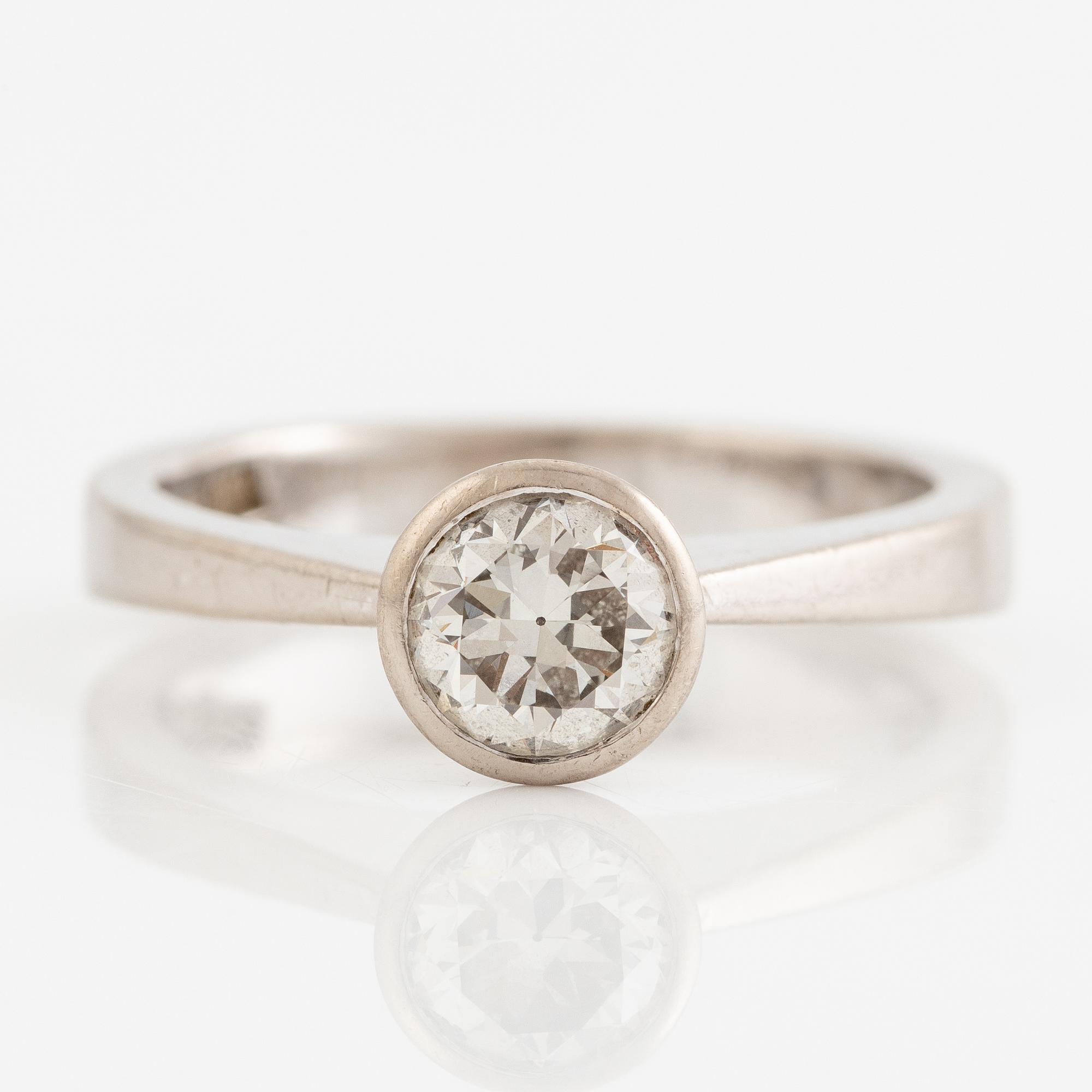 Ring, 18K  vitguld med briljantslipad diamant, 0.72 ct enligt gravyr.