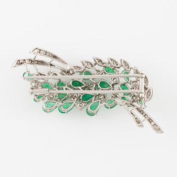 Brooch 18K white gold with drop-shaped emeralds and round brilliant-cut and old-cut diamonds.