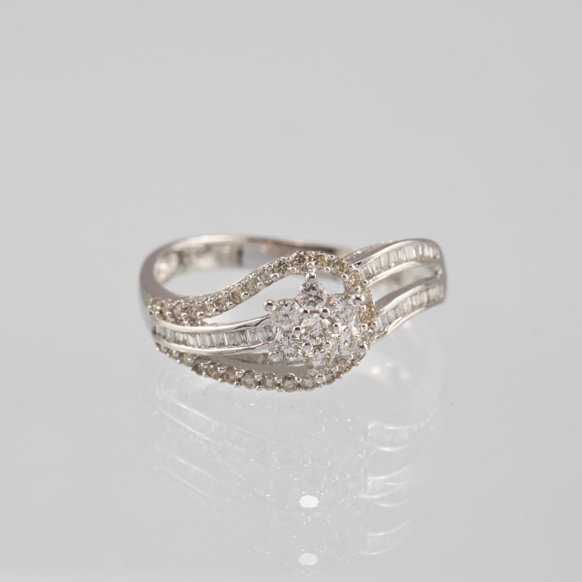 RING, 18k vitguld med briljant och baguettslipade diamanter, 0.47 ct. Vikt 2 g.