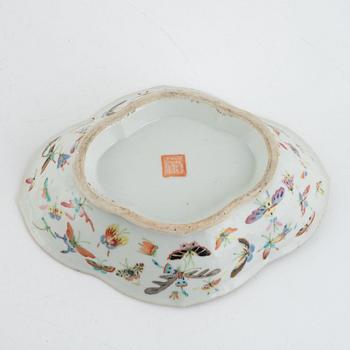 A Chinese porcelain bowl, circa 1900.