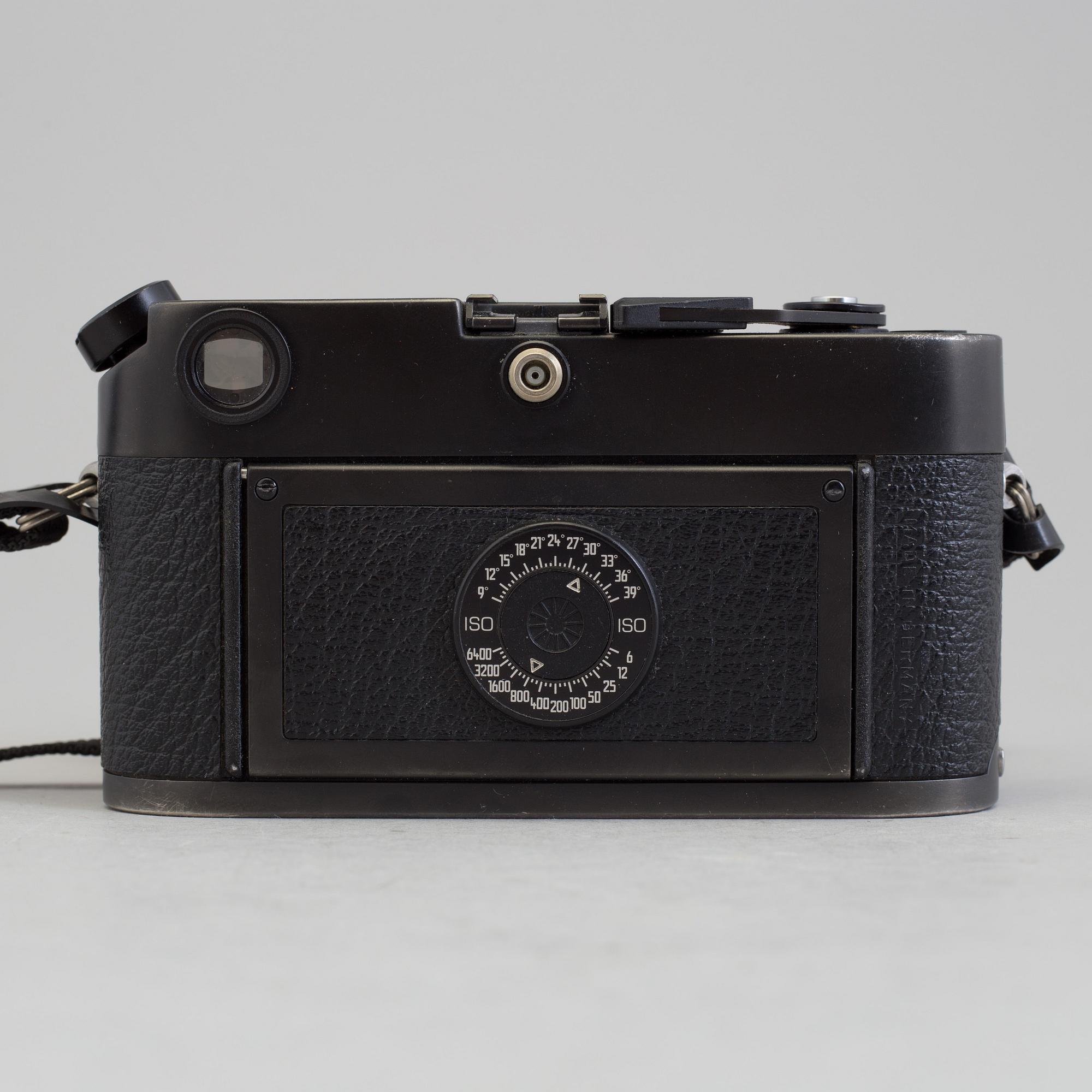 A black body Leica M6 no 1725111 from 1987 with Elmar 1:4/135. With original box.