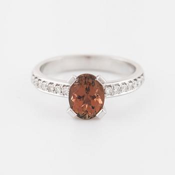 RING, med med turmalin ca 1.50 ct samt briljantslipade diamanter ca 0.14 ct totalt.