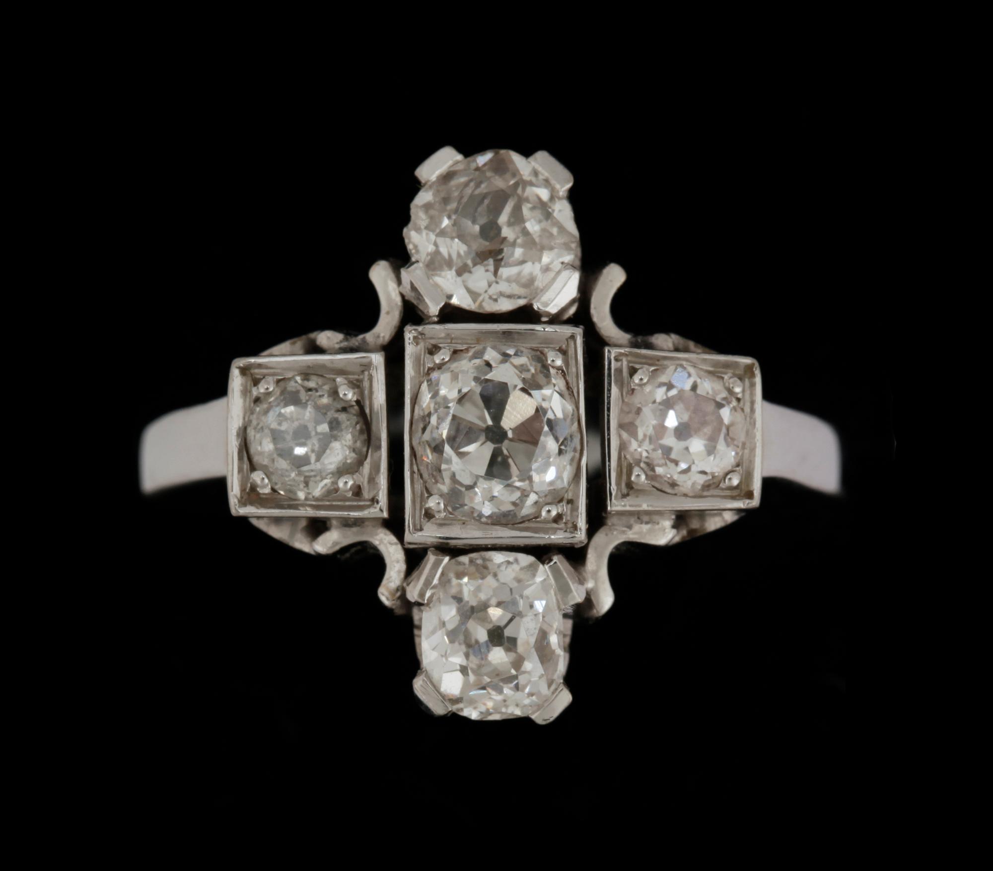 RING, 18k vitguld med 5 äldre briljantslipade diamanter. Vikt ca 6 gram.