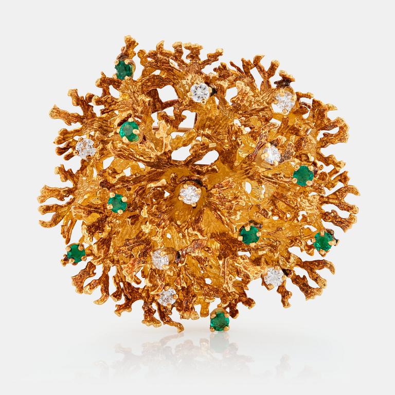 A Tiffany brooch in 18K gold set with round brilliant-cut diamonds and emeralds.