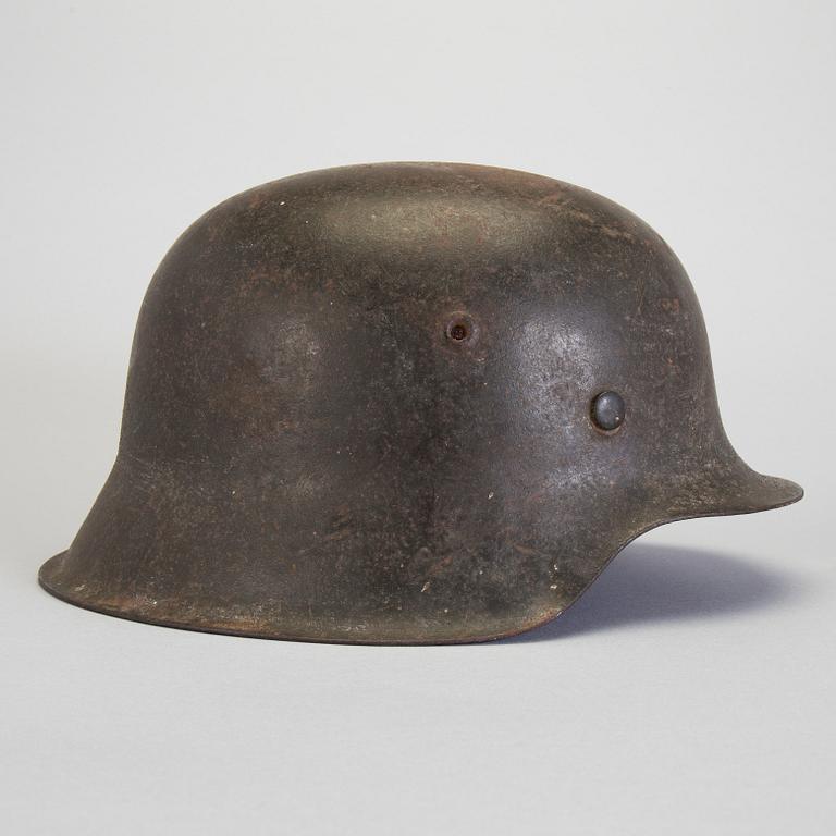 A 20TH CENTURY GERMAN MILITARY HELMET.
