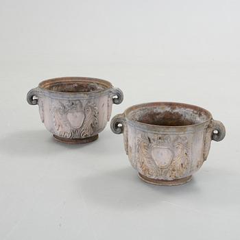 TRÄDGÅRDSURNOR, ett par, gjutjärn, omkring år 1900.