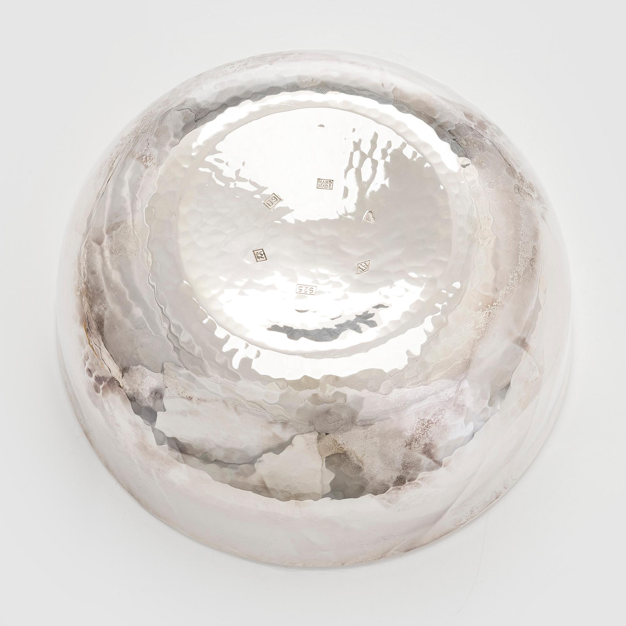 A. Tillander, skål, sterlingsilver och emalj, Åbo 2005.