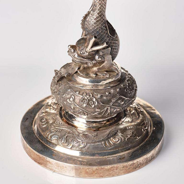 Praktpokal, silver. Shanghai, omkring 1900. Oidentifierad mästare.