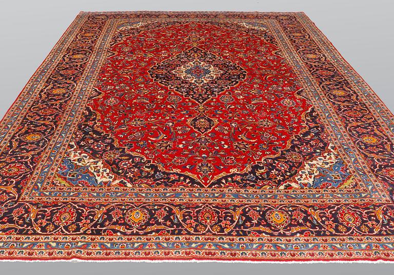 A carpet, Kashan, ca 435 x 293 cm.
