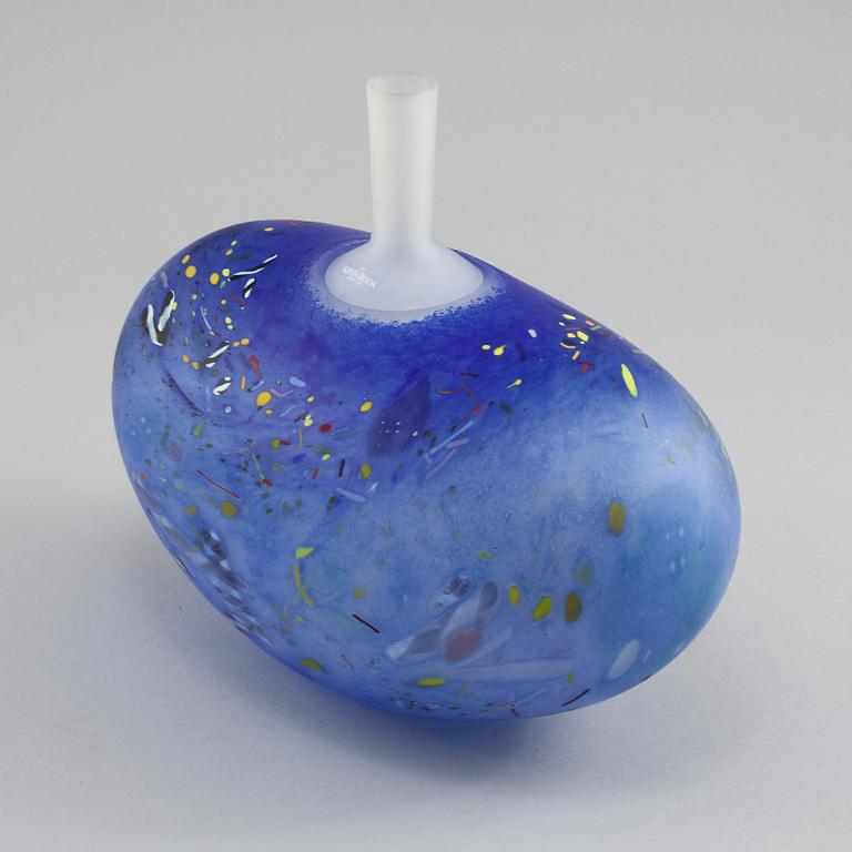 VAS, glas, Bertil Vallien, Kosta Boda Atelier, signerad och numrerad 8BVAAT 974025/1000.