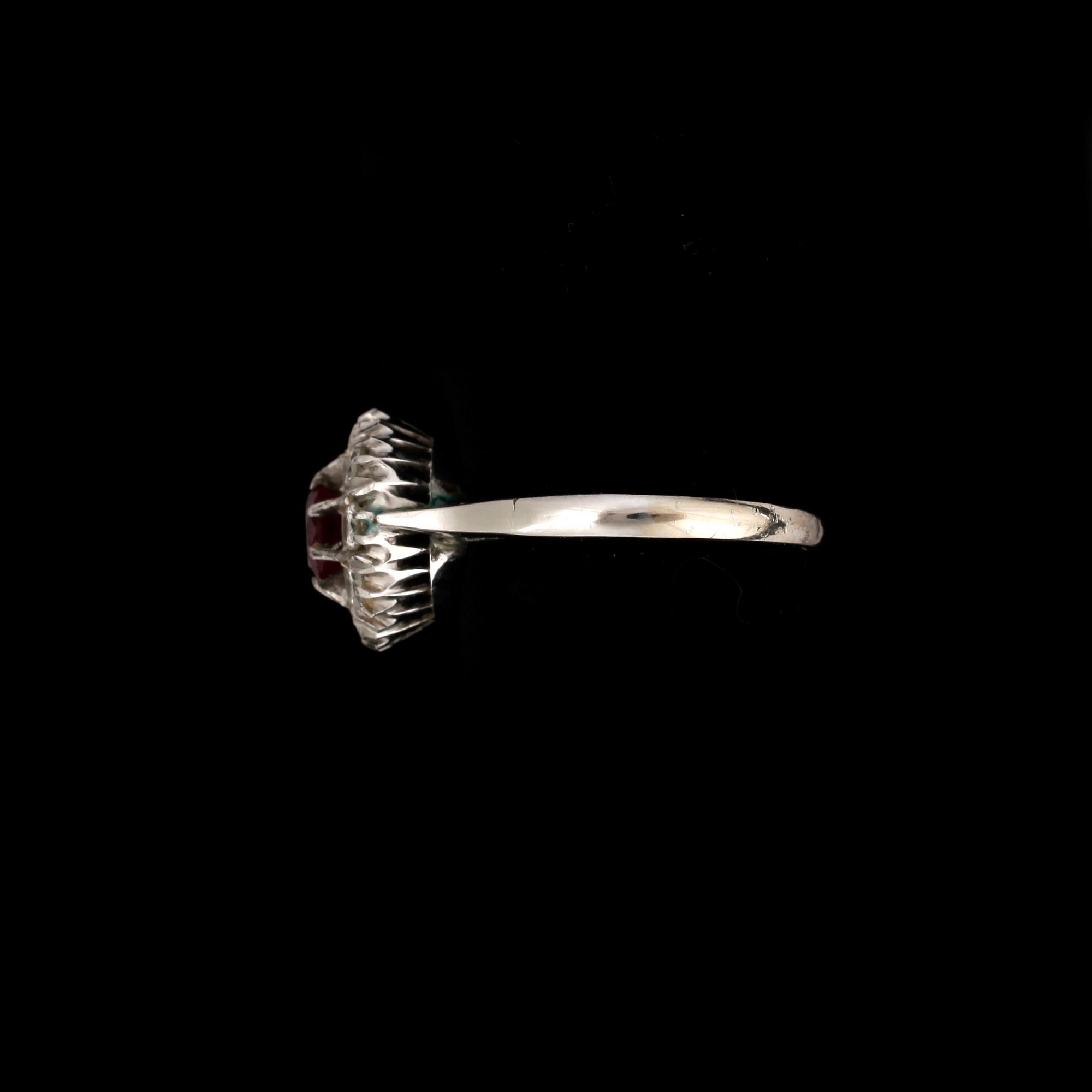 RING, 18K vitguld med rubin samt briljantslipade diamanter totalt ca 0,4ct. Vikt ca 4,2g.