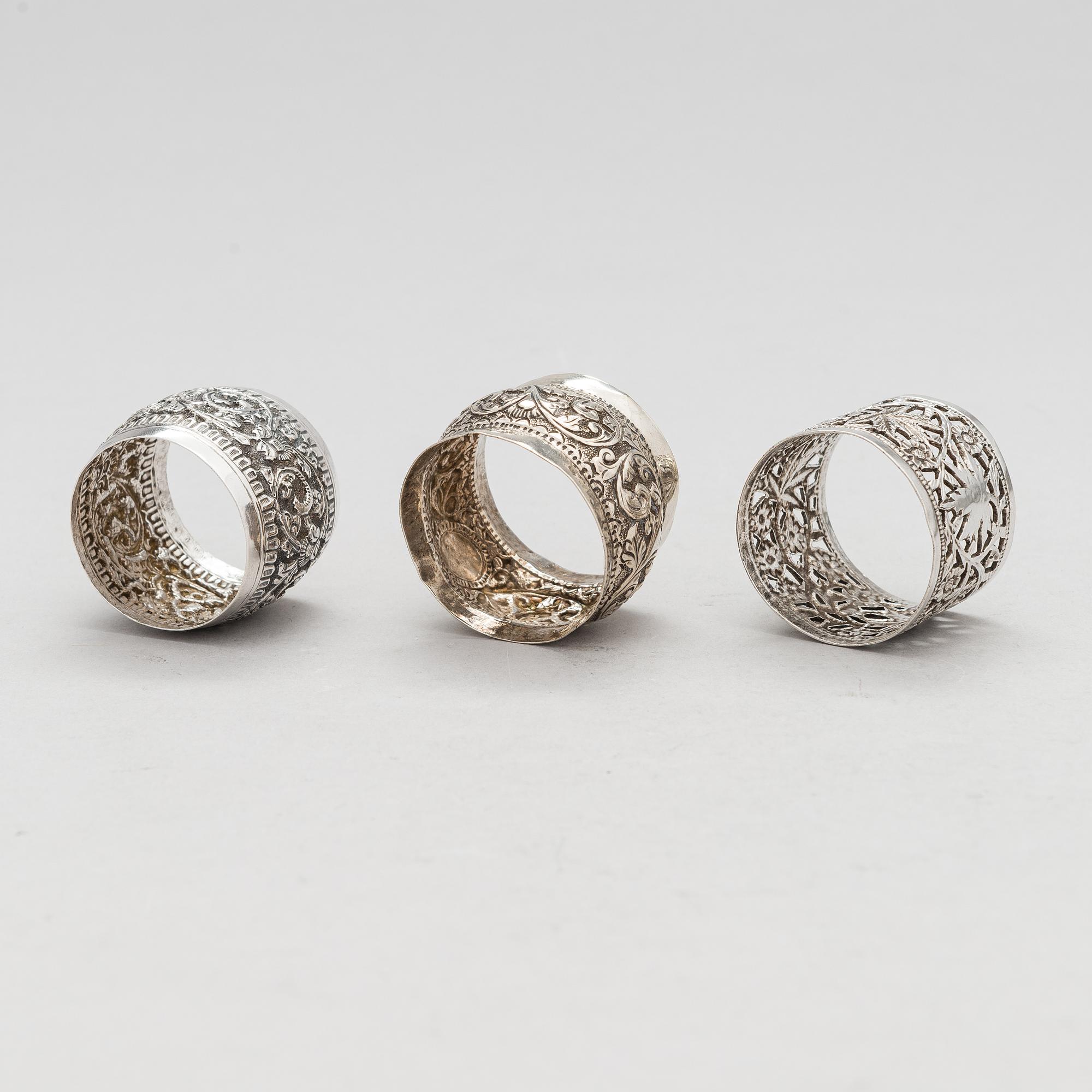 Silverföremål, 9 st: fat, tre servettringar och fem bägare, sannolikt Indien, 1900-tal.