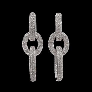 1119. A pair of brilliant cut diamond earrings, tot. 5.23 cts.