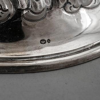 LJUSSTAKAR, ett par, silver, rokokostil, svenska importstämplar, 1900-tal. Vikt ca 933g.