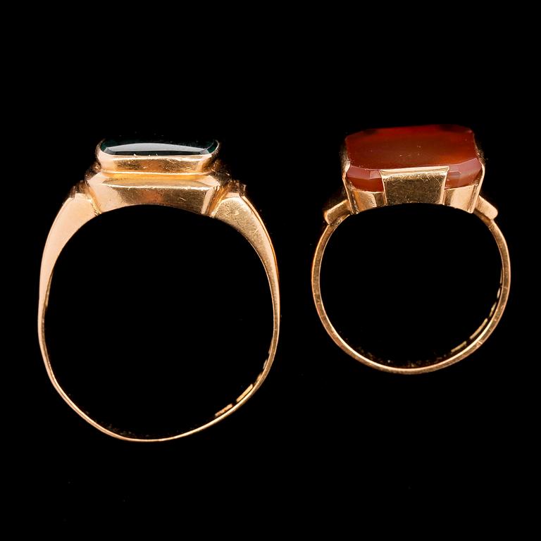 HERRINGAR, 2 st, 18k guld, bl a karneol, 1944-62. Tot ca 11 gr.