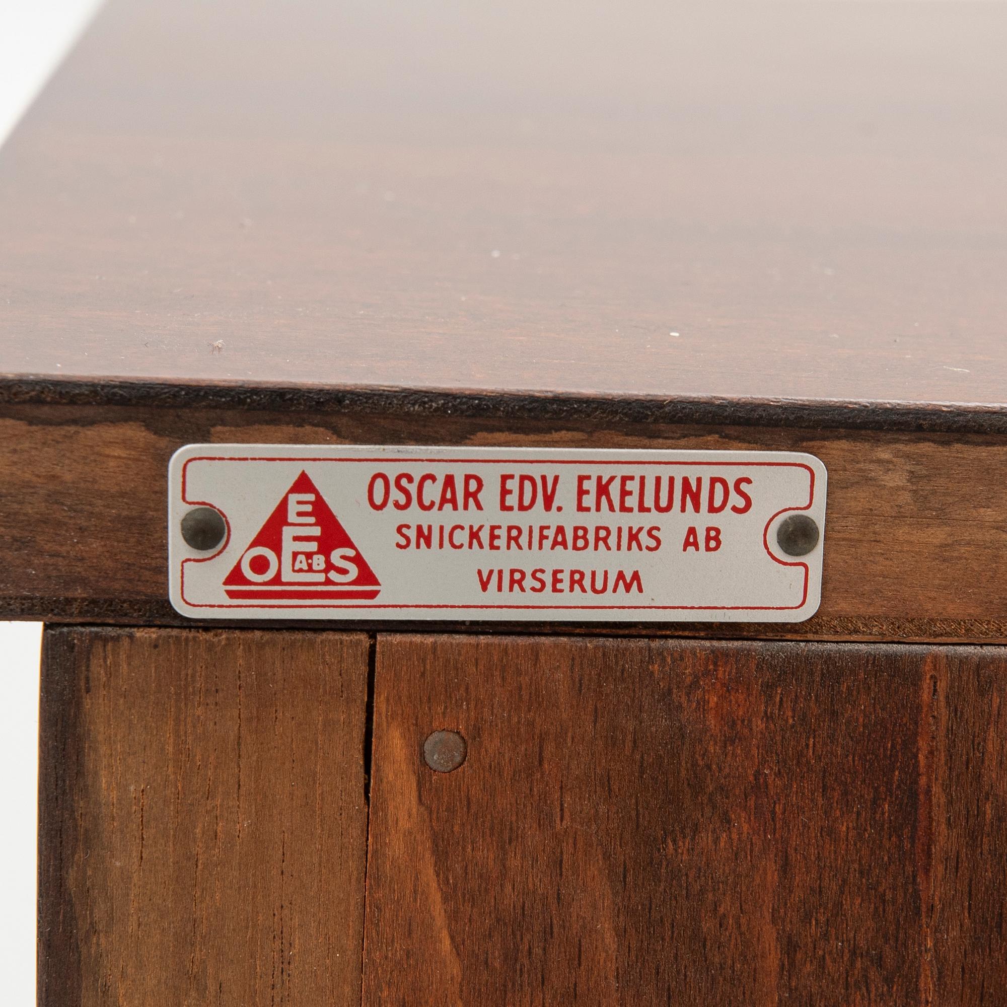 Sidebord, Oscar Edvard Ekelunds snickerifabriks AB, Virserum, 1900-talets mitt.